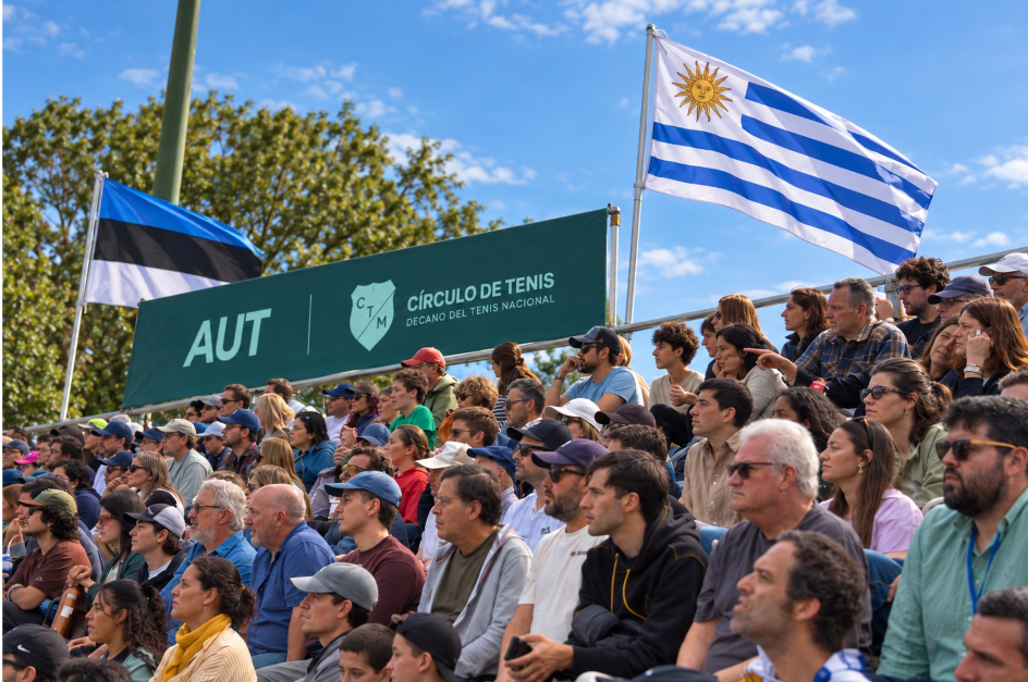 Tribuna del Círculo de Tenis de Montevideo durante la Copa Davis