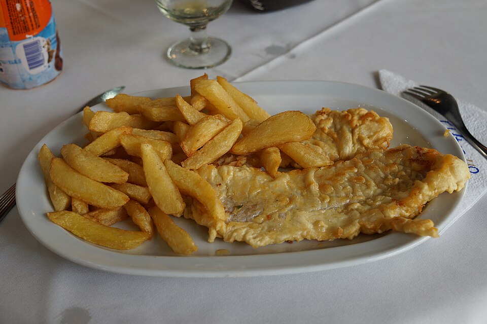Filete de pescado a la napolitana con puré de papas